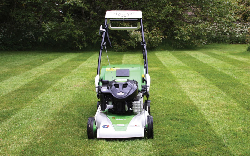 Cut, collect and stripe with Etesia